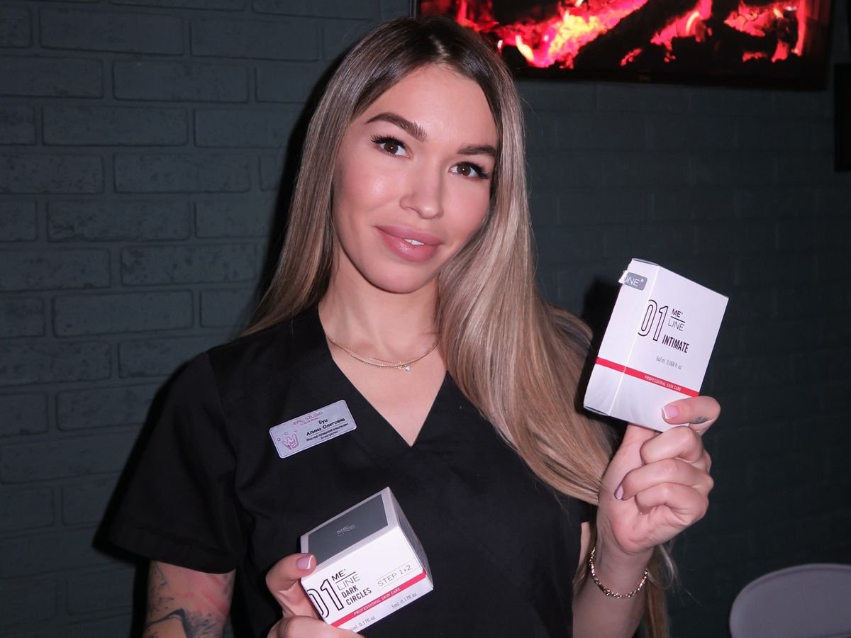 Аліна Буц з препаратами MeLine 01 Intimate для інтимного відбілювання