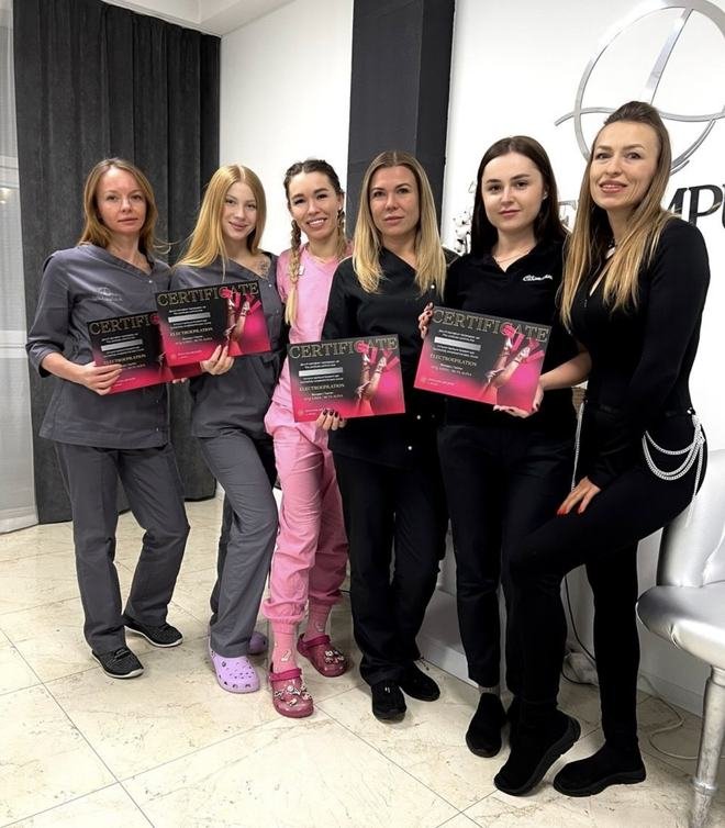 Група випускниць курсу електроепіляції з сертифікатами