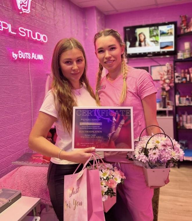 Випускниця курсу електроепіляції з сертифікатом і квітами