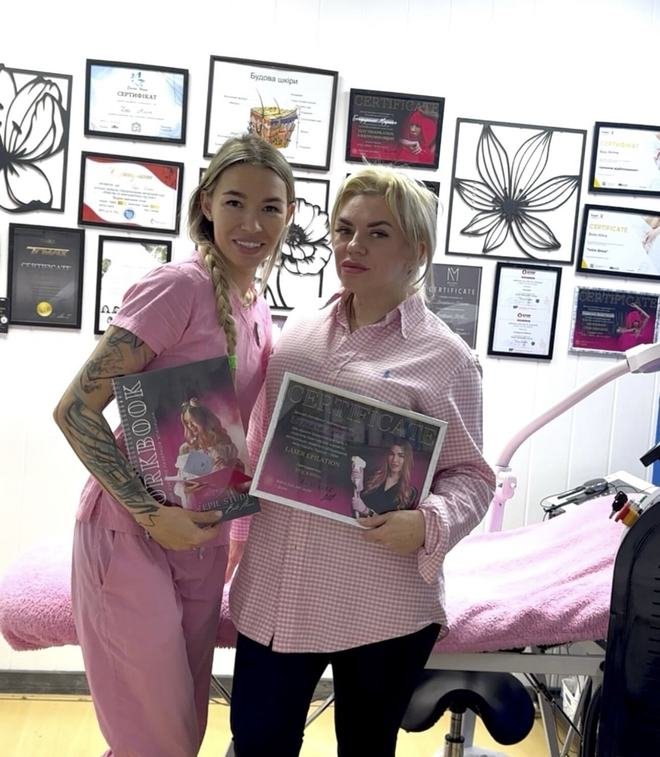 Випускниця курсу лазерної епіляції з сертифікатом і робочим зошитом